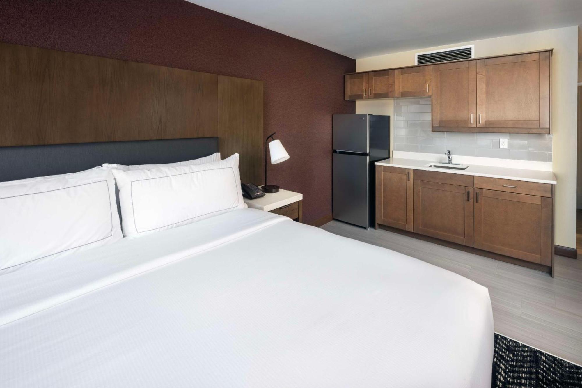 Doubletree By Hilton Manhattan, Ks Exteriör bild
