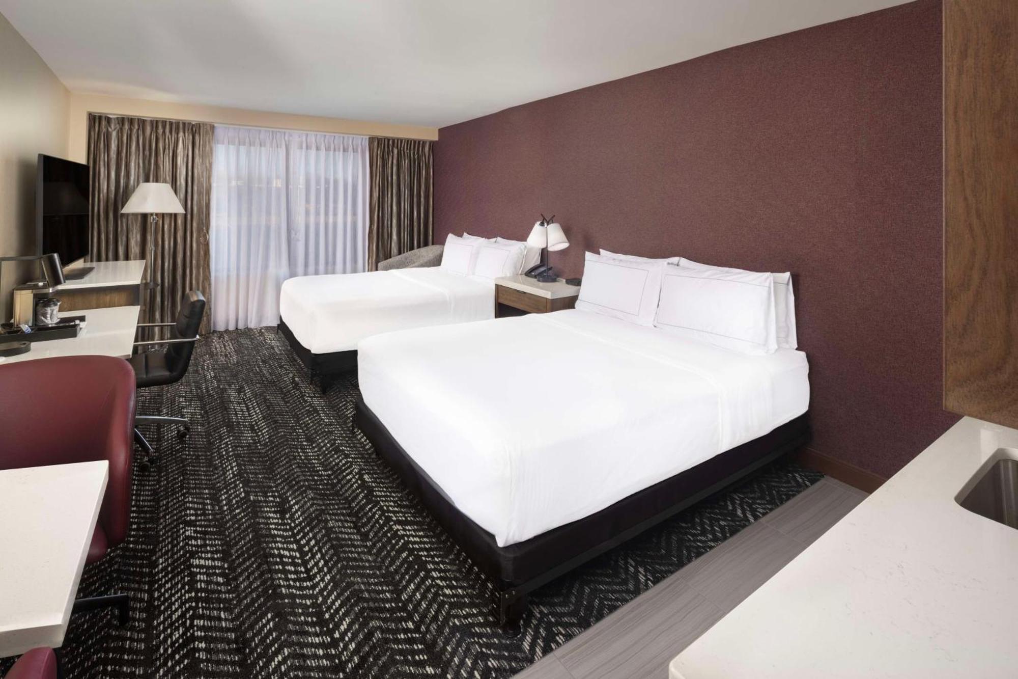 Doubletree By Hilton Manhattan, Ks Exteriör bild