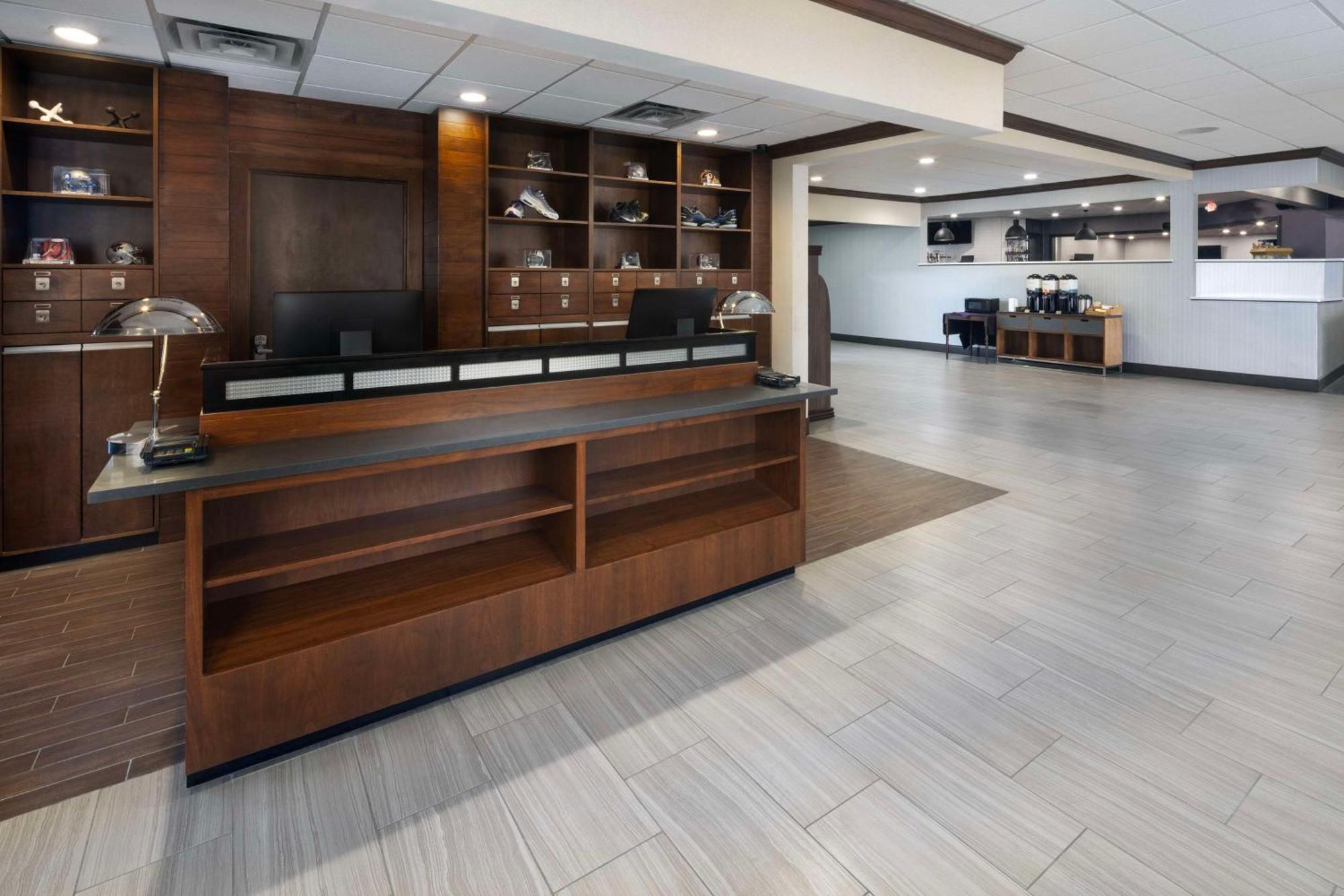 Doubletree By Hilton Manhattan, Ks Exteriör bild