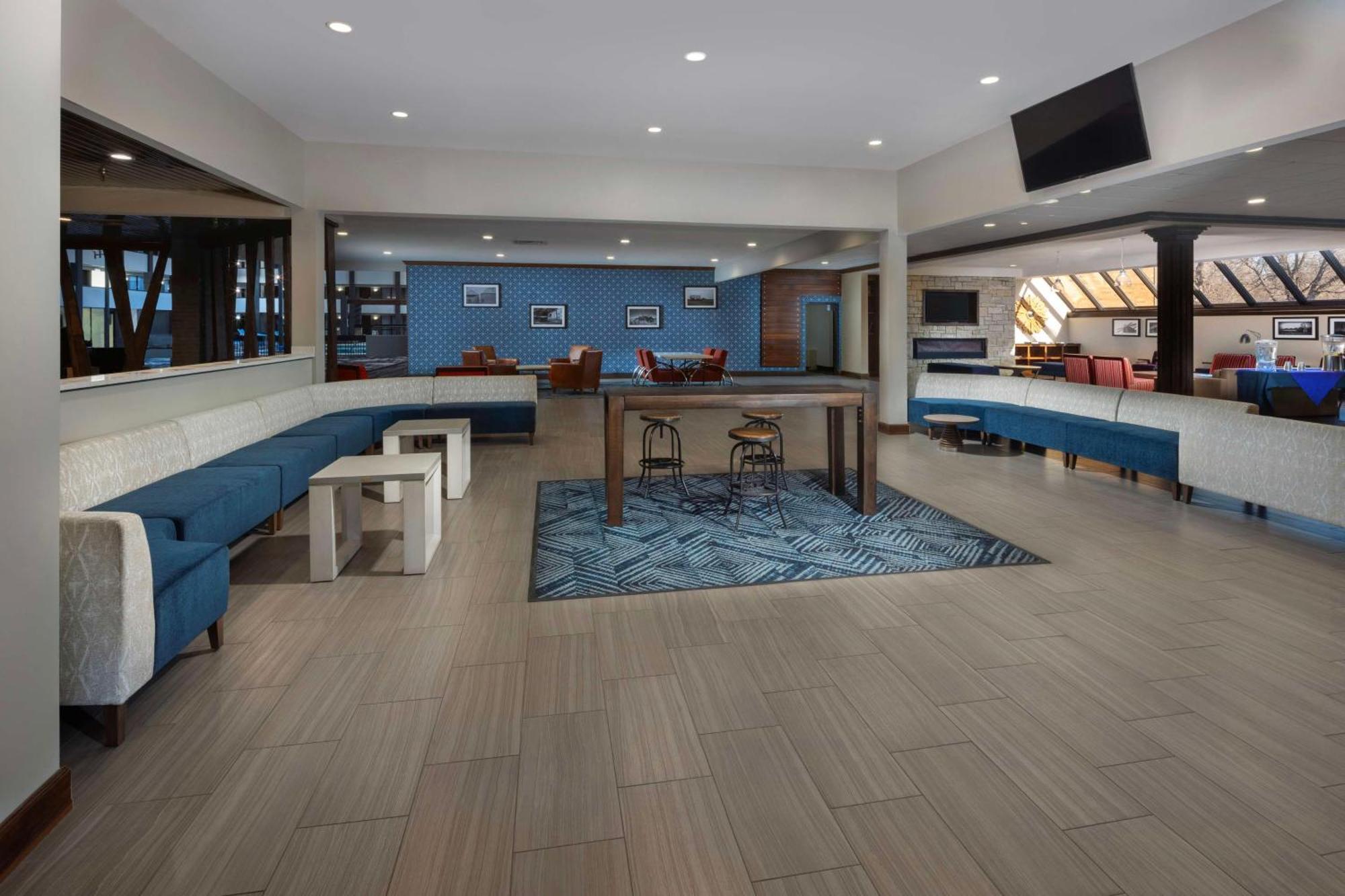 Doubletree By Hilton Manhattan, Ks Exteriör bild