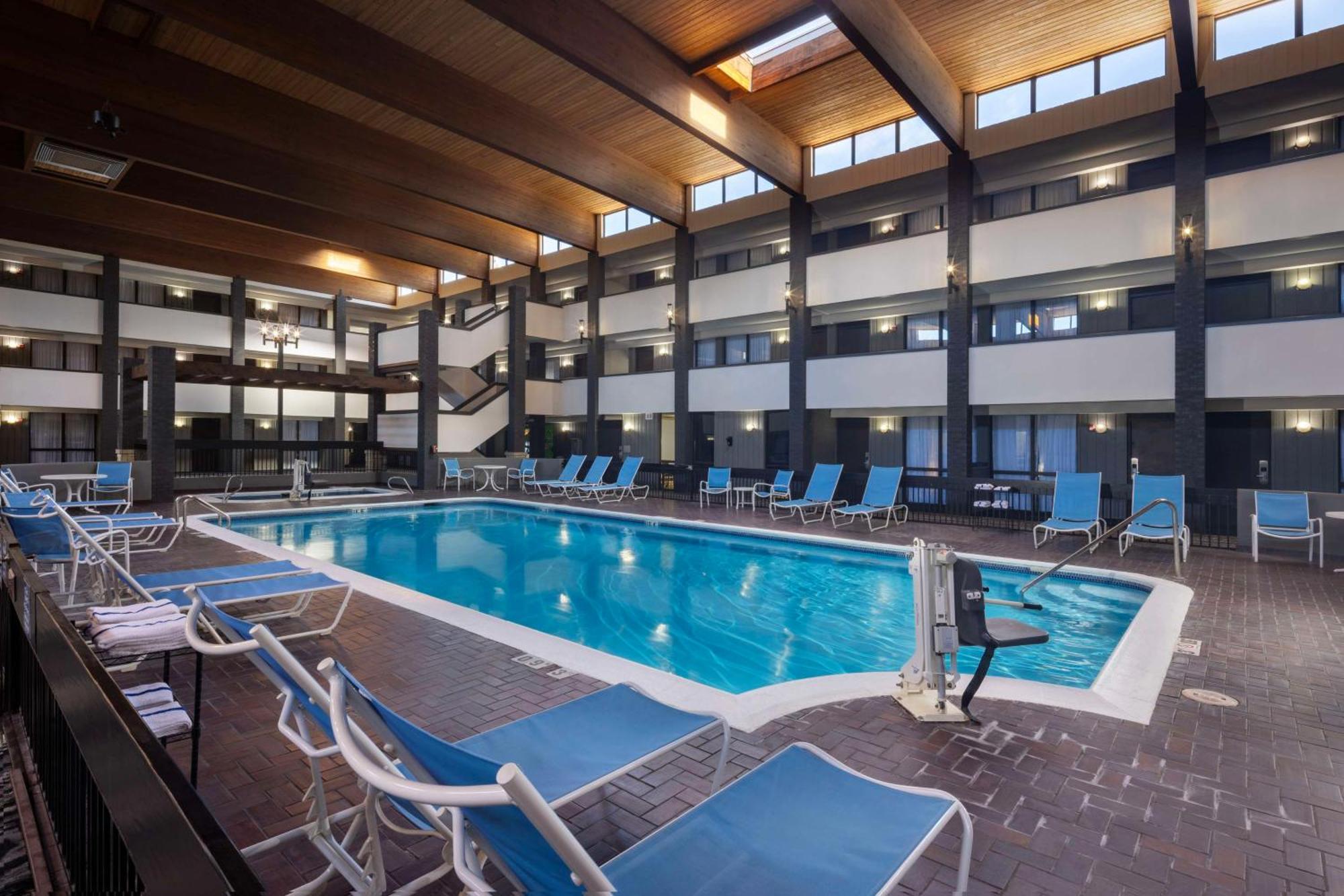 Doubletree By Hilton Manhattan, Ks Exteriör bild