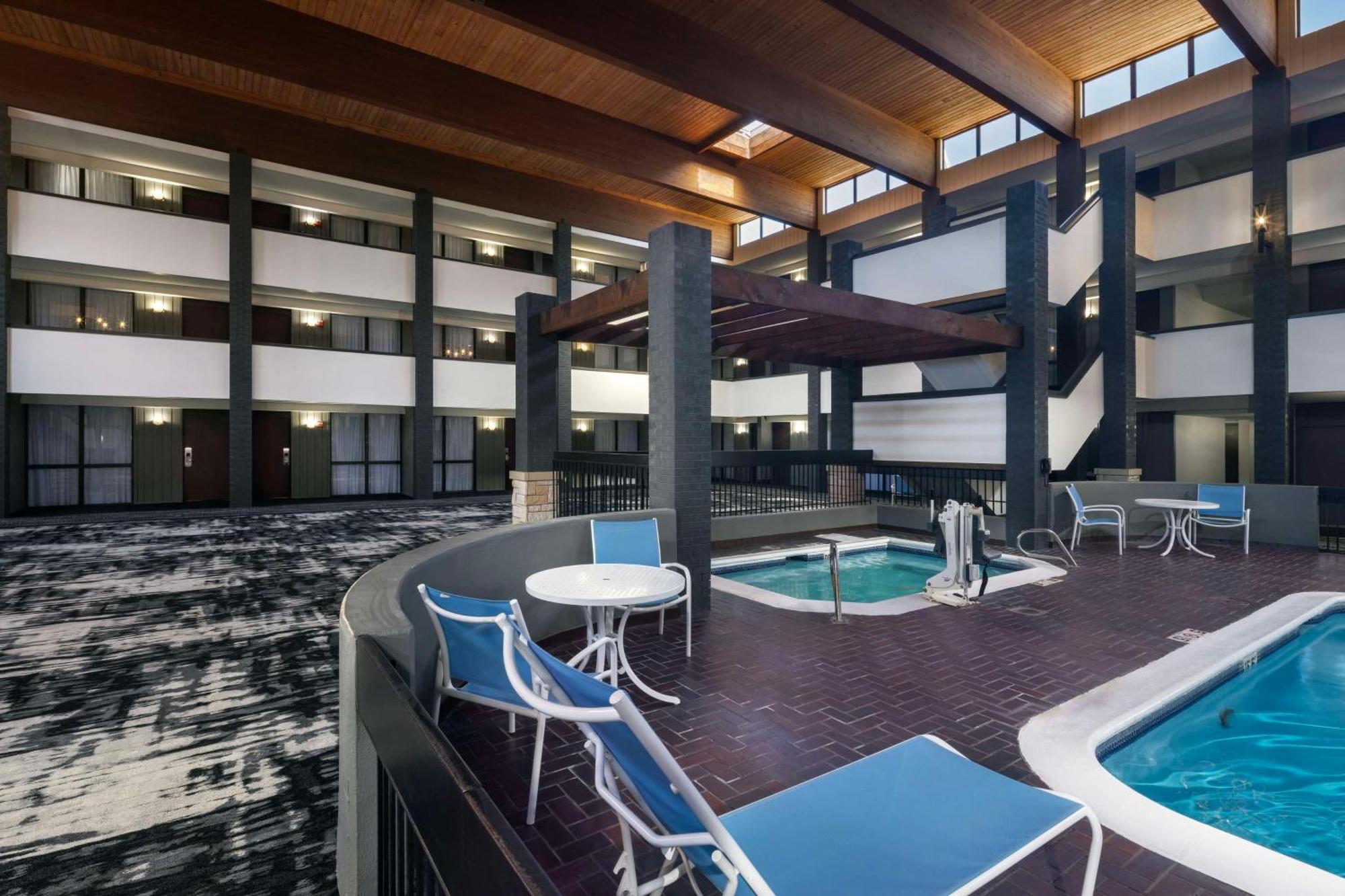Doubletree By Hilton Manhattan, Ks Exteriör bild