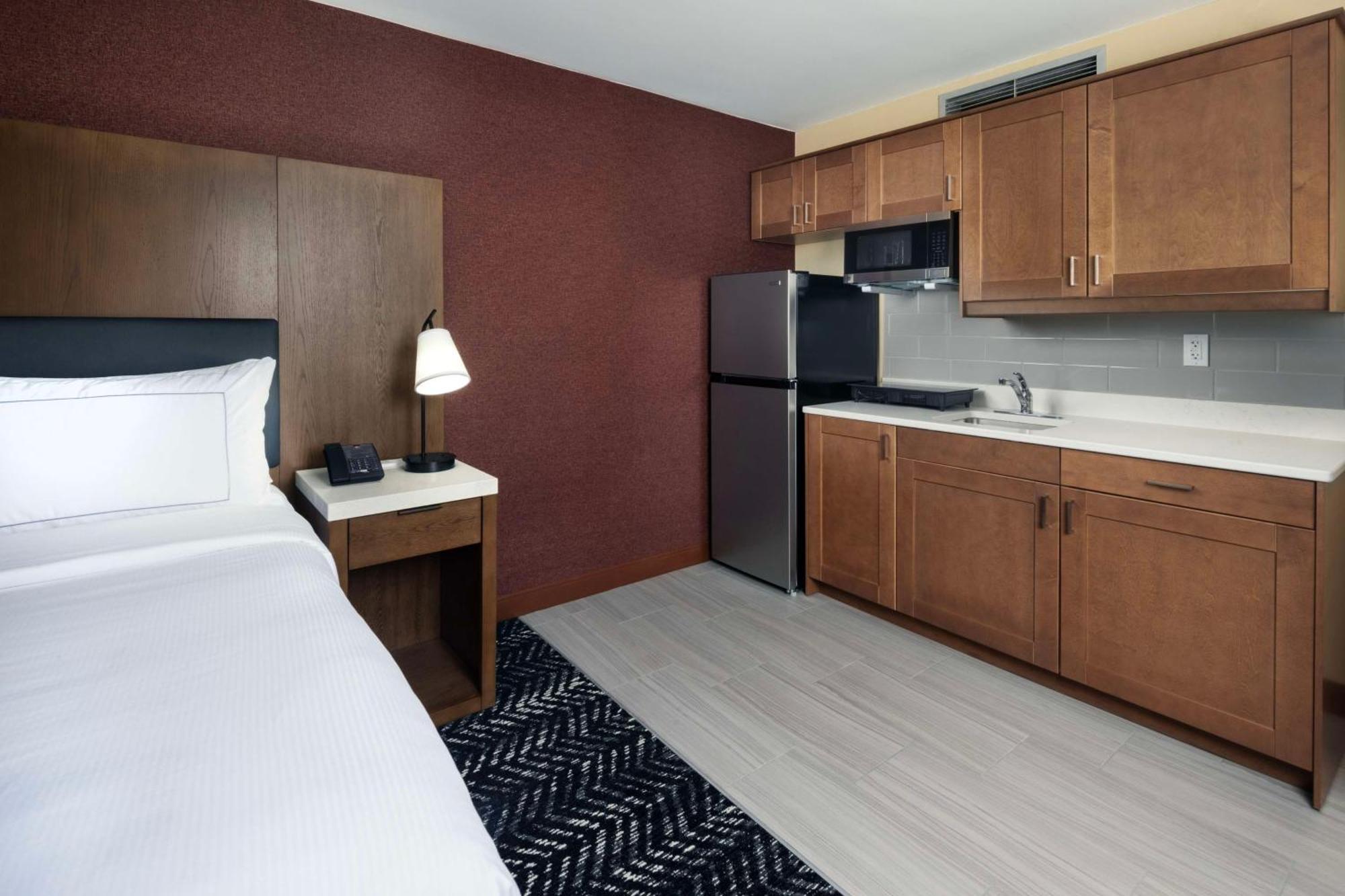 Doubletree By Hilton Manhattan, Ks Exteriör bild