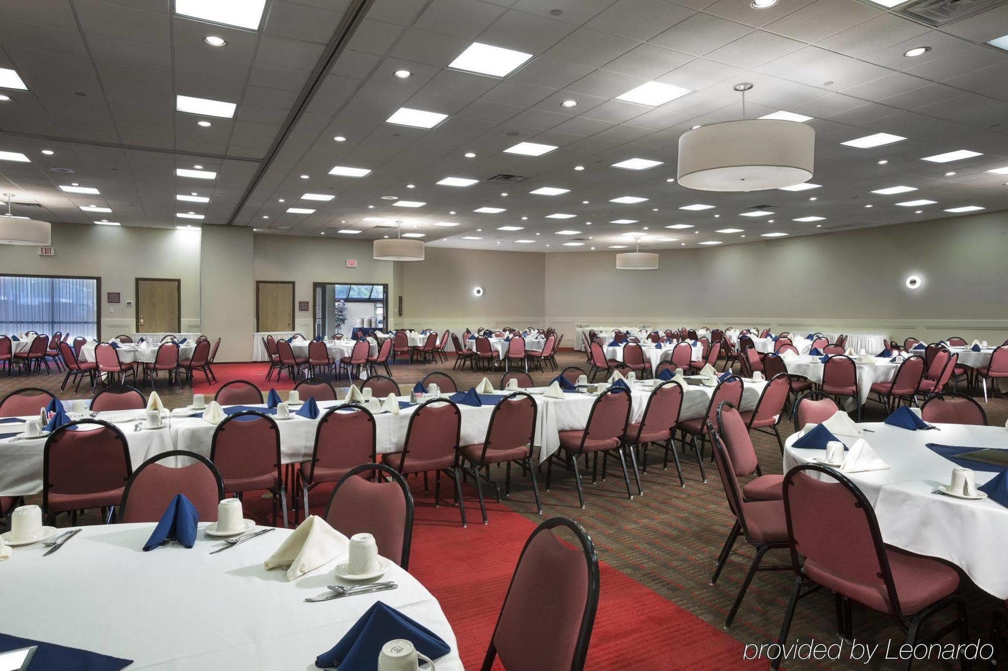 Doubletree By Hilton Manhattan, Ks Exteriör bild