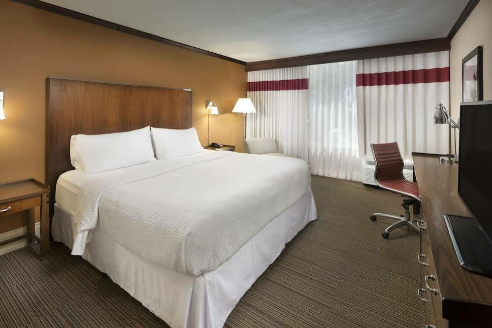 Doubletree By Hilton Manhattan, Ks Exteriör bild
